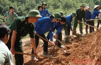 Cán bộ, chiến sĩ Đồn Biên phòng Chi Ma cùng thanh niên tình nguyện làm đường giao thông nông thôn tại thôn Chi Ma (xã Yên Khoái, huyện Lộc Bình, tỉnh Lạng Sơn). (Ảnh: Hùng Tráng)