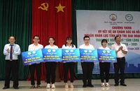 Lãnh đạo tỉnh Bến Tre cùng Ban Quản lý Quỹ tấm lòng vàng trao học bổng cho các em học sinh, sinh viên nghèo.