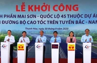 Thủ thướng Chính phủ Nguyễn Xuân Phúc cùng các đại biểu phát lệnh triển khai thực hiện dự án. 