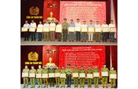 Lãnh đạo Công an tỉnh Thanh Hóa trao thưởng cho các Công an xã có thành tích xuất sắc.
