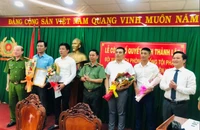 Lãnh đạo Công an tỉnh Đồng Nai và TP Biên Hòa trao quyết định thành lập Đội.