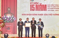 Phó Thủ tướng Thường trực Trương Hòa Bình trao Bằng khen của Thủ tướng Chính phủ tặng Cổng TTĐT Chính phủ. 