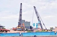 Một bến thủy nội địa không phép ở khu vực sông chợ Đệm, có tàu chở vật liệu xây dựng cập bến.