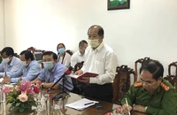 Phó Chủ tịch UBND tỉnh Đồng Tháp Đoàn Tấn Bửu chỉ đạo xử lý hai vụ học sinh của Trường THPT Đốc Binh Kiều và THPT Tháp Mười bị bắt, đánh.