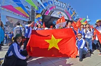 Thành viên Ðoàn đại biểu Ðoàn TNCS Hồ Chí Minh tham dự Liên hoan thanh niên, sinh viên thế giới lần thứ 19 tại thành phố Xô-tri (LB Nga). 
