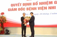 Bộ trưởng Nguyễn Thanh Long trao quyết định bổ nhiệm cho tân Giám đốc Bệnh viện Nhi Trung ương.