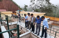 Lãnh đạo UBND huyện Nậm Pồ cùng đại diện Ban Quản lý dự án, CTCP cấp nước Điện Biên kiểm tra hệ thống bể lọc nhà máy nước Nậm Pồ.