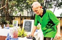 Dũng sĩ diệt Mỹ Nguyễn Khánh Toàn hằng ngày chăm sóc Nghĩa trang liệt sĩ huyện Phú Xuyên (TP Hà Nội).
