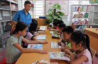 Thầy và trò Trường tiểu học Thanh Xuân trong buổi ngoại khóa ở Thư viện xanh.