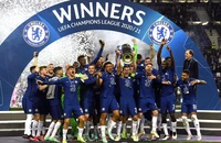 Các cầu thủ Chelsea hân hoan giương cao cúp vô địch Champions League.