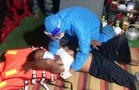 Nạn nhân được cấp cứu, vào bờ kịp thời.