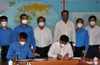 Đại diện UBND tỉnh Tiền Giang và Tổng Liên đoàn Lao động Việt Nam ký kết quy chế phối hợp.