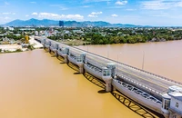 Đập hạ lưu sông Dinh, TP Phan Rang - Tháp Chàm (Ninh Thuận) vừa ngăn mặn xâm nhập, vừa bảo đảm nguồn nước phục vụ sinh hoạt và sản xuất cho người dân. Ảnh: NGUYỄN TRUNG