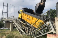 Xe lưu thông quá tải làm sập cầu dây văng Bình Phong Thạnh vào huyện Mộc Hóa, Long An.