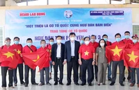 Trao tặng 10.000 lá cờ Tổ quốc cho ngư dân Phú Yên.
