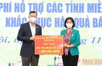 Lãnh đạo Thành ủy Hà Nội trao tiền hỗ trợ cho người dân tỉnh Hòa Bình bị thiệt hại vì bão lũ.