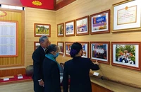 Người dân địa phương đến tham quan nhà truyền thống di tích miếu Thành Hoàng Tân Thủy.