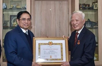 Thủ tướng Phạm Minh Chính trao Huy hiệu 60 năm tuổi Đảng tặng đồng chí Vũ Khoan. (Ảnh: NHẬT BẮC)