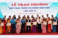 19 gương mặt giáo viên xuất sắc được trao thưởng Quỹ phát triển tài năng lần thứ 17 (Ảnh: Mỹ Hà)