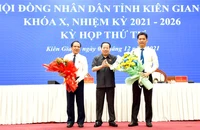 Thường trực HĐND tỉnh Kiên Giang tặng hoa cho ông Lê Quốc Anh (phải) và Nguyễn Đức Chín.