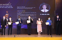 Đồng chí Bùi Quang Huy (ngoài cùng bên phải) trao giải thưởng khoa học công nghệ Quả cầu vàng 2021 tặng 5 tài năng trẻ tiêu biểu có mặt tại buổi lễ. 