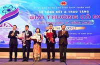 Đồng chí Bí thư Tỉnh ủy Lê Trường Lưu chúc mừng các công trình về khoa học xã hội, nhân văn đạt giải.