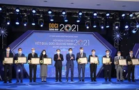 Ủy ban nhân dân tỉnh Quảng Ninh trao chứng nhận kết quả DDCI Quảng Ninh 2021 cho các sở, ngành và địa phương.