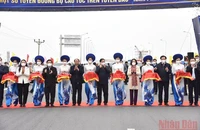 Thủ tướng Phạm Minh Chính cùng các đại biểu thực hiện nghi thức khánh thành dự án. Ảnh: TRẦN HẢI