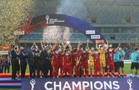 Đội tuyển U23 Việt Nam nâng cao chiếc cúp vô địch giải U23 Đông Nam Á. (Ảnh: VFF)