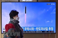 Người dân theo dõi trên truyền hình đưa tin về vụ phóng tên lửa của Triều tiên tại Seoul, Hàn Quốc, ngày 5/3/2022. (Ảnh: AFP/TTXVN)