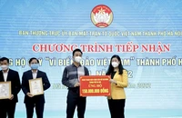Đại diện Ủy ban Mặt trận Tổ quốc Việt Nam thành phố Hà Nội tiếp nhận ủng hộ từ Đoàn thanh niên.