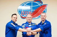 Các phi hành gia người Nga Oleg Artemyev, Denis Matveev và Sergey Korsakov trong cuộc họp báo trước chuyến bay ngày 17/3. Ảnh: Roscosmos.