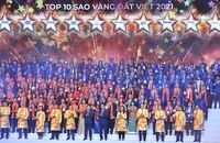 Các đồng chí Lãnh đạo Đảng, Nhà nước cùng 200 “Sao Vàng đất Việt” năm 2021 tại buổi lễ.