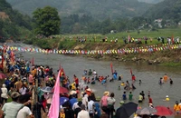 Không chỉ người dân bản địa, du khách ở rất nhiều nơi trong và ngoài tỉnh cũng đến dự hội té nước cầu may của đồng bào người Thái.