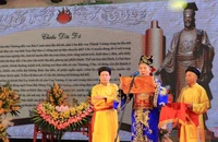 Quan đám đọc Chiếu dời đô.