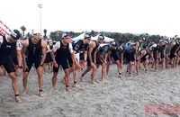 Các vận động viên tham gia tranh tài nội dung bơi 1.9 km tại VNG IRONMAN 70.3 năm 2019.