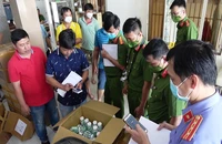 Lực lượng chức năng kiểm tra số thuốc mà đối tượng Đào Tấn Tài sản xuất giả.