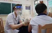 Tiêm vaccine phòng Covid-19 cho học sinh khối lớp 5 tại điểm tiêm Trường tiểu học thị trấn Châu Thành (huyện Châu Thành, tỉnh Bến Tre).