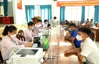 Giải ngân cho vay tại Phòng giao dịch Ngân hàng Chính sách xã hội huyện Bến Cầu (Tây Ninh).