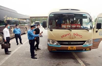 Lực lượng Thanh tra giao thông vận tải quận Hà Đông (Sở Giao thông vận tải Hà Nội) kiểm tra việc lắp đặt camera giám sát trên xe tại bến xe Yên Nghĩa. (Ảnh PHẠM CÔNG)