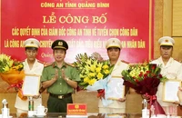 Đại tá Nguyễn Tiến Nam, Giám đốc Công an Quảng Bình, trao quyết định tuyển dụng vào công an nhân dân cho các cá nhân xuất sắc, tiêu biểu.