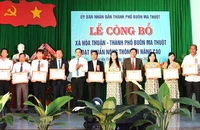 Lãnh đạo thành phố Buôn Ma Thuột trao tặng Giấy khen cho các tập thể, cá nhân xã Hòa Thuận có thành tích xuất sắc trong tham gia xây dựng nông thôn mới nâng cao ở địa phương.