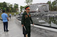 Chiến sĩ Điện Biên về dự lễ khánh thành Đền thờ liệt sĩ.