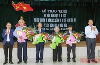 Đảng bộ xã Minh Khai (huyện Vũ Thư, tỉnh Thái Bình) trao Huy hiệu Đảng dịp 19/5 cho đảng viên từ 30-55 năm tuổi Đảng.