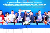 Đại diện Ủy ban nhân dân 5 tỉnh Tây Nguyên và CRISO ký kết thỏa thuận hợp tác thành lập Diễn đàn đổi mới sáng tạo khu vực Tây Nguyên.