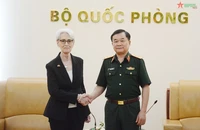 Thượng tướng Hoàng Xuân Chiến trao đổi với bà Wendy Sherman. (Ảnh: qdnd.vn)