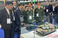 Tham quan Triển lãm Vũ khí Lục quân EUROSATORY. 