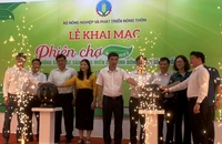 Các đại biểu ấn nút khai mạc Phiên chợ nông sản, đặc sản vùng miền các tỉnh đồng bằng sông Hồng năm 2022 . (Ảnh: THANH TRÀ)