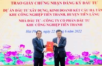 Trưởng Ban Quản lý Khu kinh tế Hải Phòng trao giấy chứng nhận đầu tư cho CTCP đầu tư KCN Tiên Thanh, tổng vốn đầu tư gần 4.600 tỷ đồng.