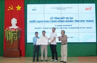 Tập đoàn ADM trao bảng tượng trưng tài trợ kinh phí cho hộ nghèo nông thôn Sóc Trăng được tiếp cập nước sạch.